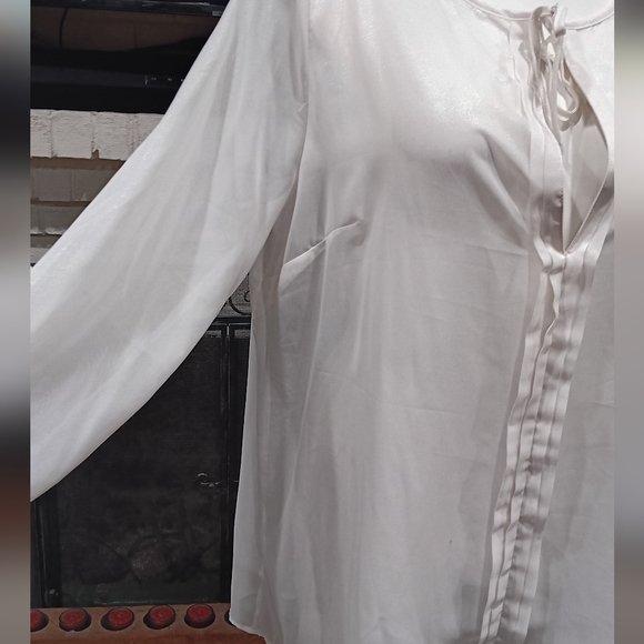 Mudd Womens Sheer Cream Long Sleeve Tie Neck Blouse Size 1X High Low Top - Picture 9 of 9